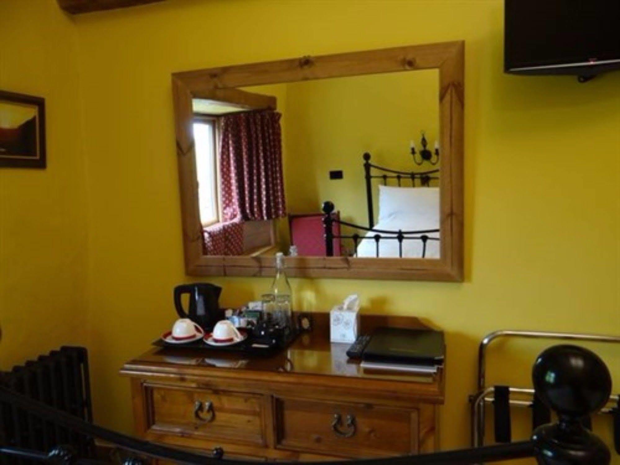 The Wayside And Whisky Barn Otel Whitbeck Dış mekan fotoğraf
